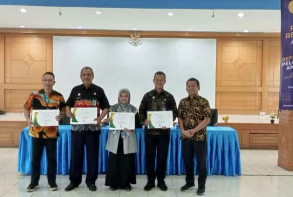 Dokumentasi Prosesi Serah Terima Sertifikat Penghargaan yang diberikan oleh KPPN Bogor kepada BNN Kota Depok