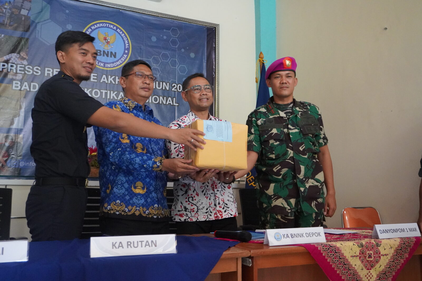 PRESS RELEASE AKHIR TAHUN 2023 BNN KOTA DEPOK Dokumentasi pada saat menunjukan barang bukti kepada awak media.