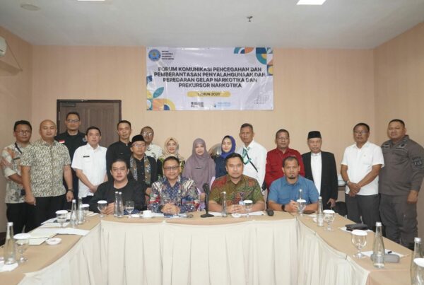 BNN Kota Depok Melaksanakan Forum Komunikasi Pencegahan, Pemberantasan, Penyalahgunaan dan Peredaran Gelap Narkotika Tahun 2025 Foto Bersama dalam Kegiatan Forum Komunikasi P4GN Tahun 2025
